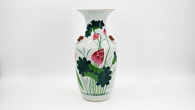 A Chinese Qianjiang porcelain floral decorated vase. Red Fu-lion shaped handles. 19th/20th 