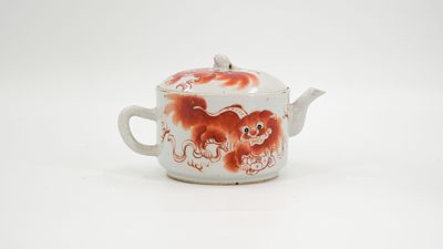 A Chinese Qianjiang decorated covered porcelain teapot with the scene of a Buddhist Fu-temple 
