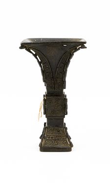 An antique Chinese archaistic patinated bronze decorated Gu vase. 19th century. H: 17,5 cm