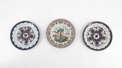 A composed lot of three antique Chinese various decorated porcelain plates. 18th/19th century. 