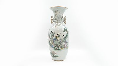 A Chinese Qianjiang cai decorated porcelain vase with the decor ladies in the garden. 19th/20th 