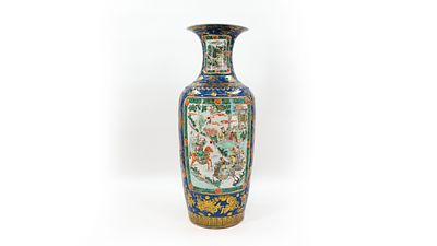 A Chinese two-side Famille verte decorated with warrior scene porcelain vase on a gilt and blue 