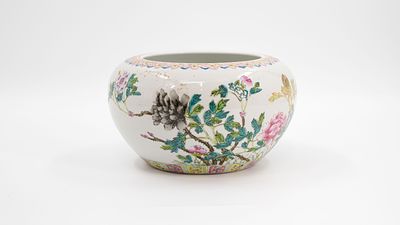 A Chinese Famille rose finely floral decorated porcelain cache pot. 19th/20th century. 