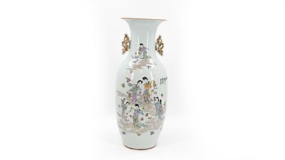 A Chinese Qianjiang decorated porcelain vase with the decor of ladies and garlands. 19th/20th 