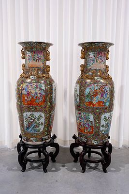 A lot of two large 20th-century Chinese Canton-style decorated porcelain vases, with temple and 