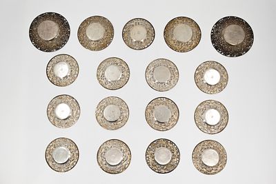 A lot of 17 small round Chinese silver plates, finely decorated with dragons. 19th/20th 