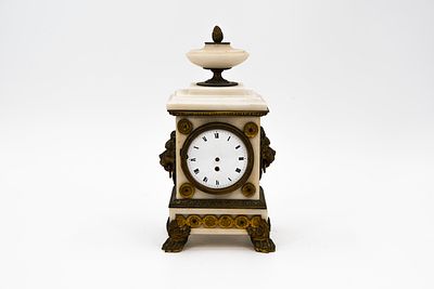 A French marble desk clock with bronze mountings and lion heads. 19th century. H: 23,5 cm