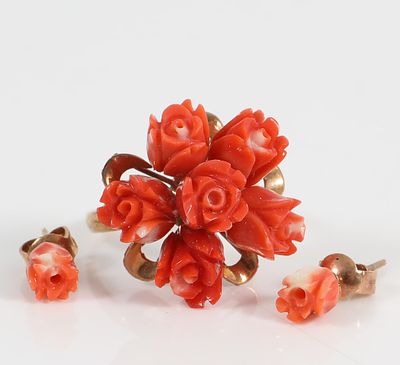 (2) PCS. CORAL RING & EARRING SET. 10K yellow gold cluster ring and stud earring set; [3.34 dwt 