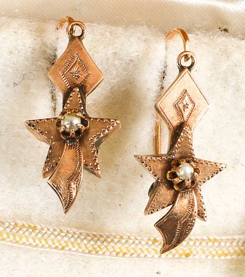 VICTORIAN GOLD 14K SHOOTING STAR EARRINGS. Rose gold articulated shooting star pierced earrings 