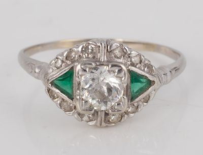 14K WHITE GOLD ART DECO DIAMOND RING. (12) .01 carat +/- round diamonds encircle a .25 carat +/- 