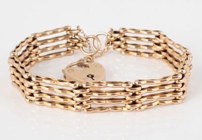 9K YELLOW GOLD ENGLISH GATE BRACELET. Bar link bracelet with gold padlock; missing key; bracelet 