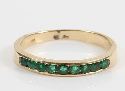 GOLD & STONE BAND. 14K yellow gold band with (9) round green stones; [1.55 dwt total]; size 8 3/4, VG