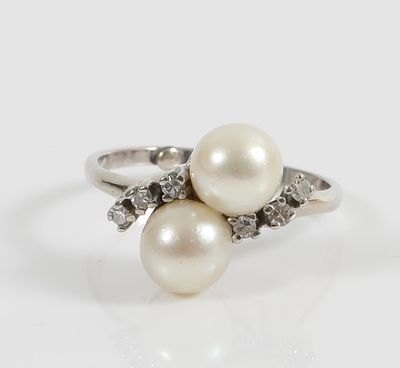 PEARL & DIAMOND RING. Unmarked white gold; acid test indicates 10K; set with (2) 7.8mm pearls 