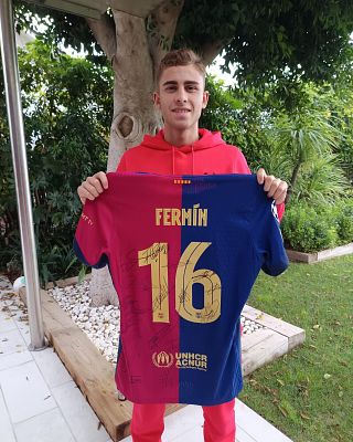 Ferm&iacute;n Lopez - Signed FC Barcelona jersey – FERM&Iacute;N #16 (framed). UEFA Champions League season 