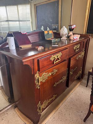 Boat-style dresser. Chest of drawers made of fine woods. 
The customer will have to collect the 