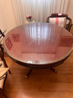 Round table made of fine wood with 4 drawers. An amazing table, perfect for a living room or any 