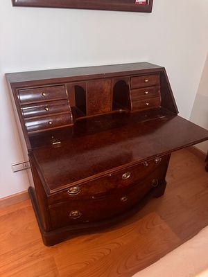Low desk made of fine woods. A desk, made of fine woods with all its drawers. The winner will 