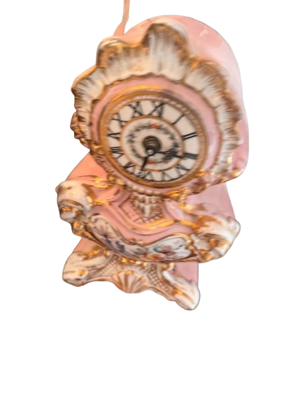 Classic mantel clock in pink enamel porcelain with gold details. An elegant mantel clock in a 
