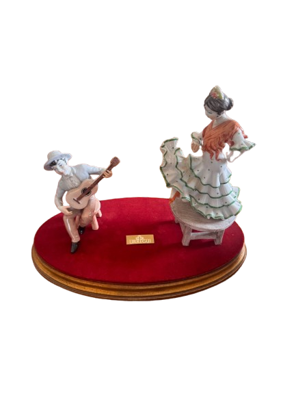 Set of porcelain figurines of flamenco tablao. A beautiful and folkloric decorative set of 