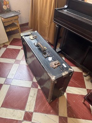 c. 1930 - Large Antique Travel Trunk Suitcase with Iron Reinforcements & Original Interior. Todos 