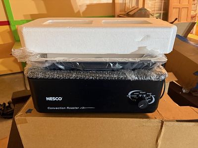 Nesco Electric Convection Roaster Oven, in original box. A Nesco electric convection roaster 