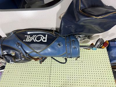 Royal Grip Golf Bag and a Collection of Mixed Vintage LEFT HANDED Golf Clubs. This lot features 