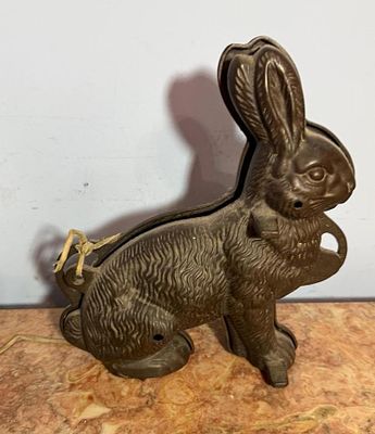 Griswold Rabbit Mold Cast Iron, 2 Piece, Rabbit Easter Cake Mold. Auction pickup for this 