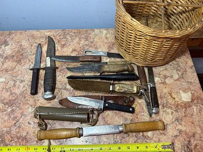 Assortment of Vintage Fixed Blade Hunting Knives. This lot features an assortment of vintage 