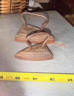 A Pair of Antique Cast Iron No 1 and 2 Sad Irons. Auction pickup for this auction is Saturday 