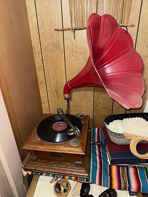 Victor Talking Machine Co. Type Vic V External Horn Phonograph Serial No. 16280 and records. This 