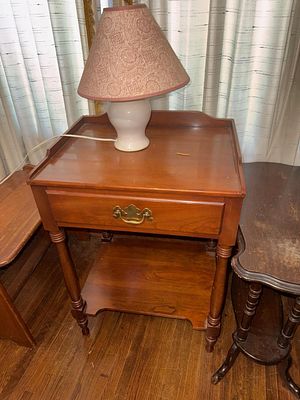 Virginia Galleries Colonial Revival Wood Tray-Top Nightstand and lamp, 30 inches wide 