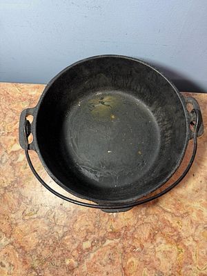 Vintage American Iron Mountain Cast Iron Number 8 Dutch Oven with Bail Handle, no lid. A vintage 