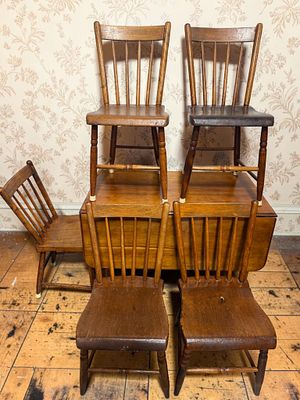 Antique Set of Five Spindle-Back Side Chairs and a Drop-Leaf Dining Table. A set of five 