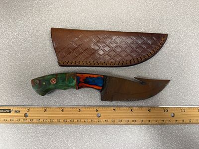 Fixed Blade Damascus Steel Skinning Knife with Gut Hook and Leather Sheath. This knife is new 