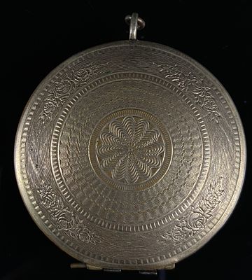 Vintage White Metal Guilloch&eacute; and Rose Engraved Compact Mirror. A vintage white metal compact 