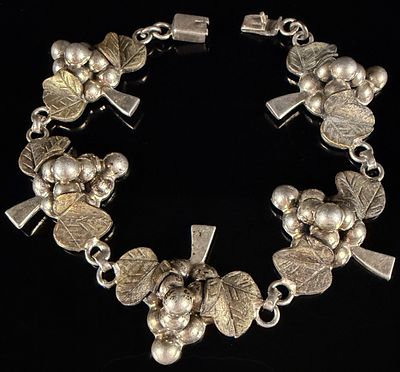 1.64 Ozt Sterling Silver Taxco Grape Cluster Link Bracelet. This articulated link bracelet is 