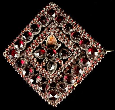 Victorian Brooch Set with Numerous Garnet and Amber Center. A large lozenge-shaped brooch 