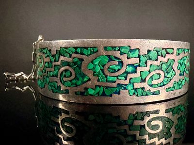 1.83 ozt Vtg Taxco Sterling Silver Hinged Bangle Bracelet with Crushed Malachite Inlay. This 
