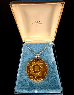 Franklin Mint 1977 Fleur d'Amour 24k on Sterling Pendant Necklace with Original Box. The 