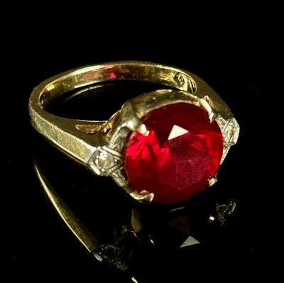 Vintage 10K Yellow Gold Ring Set with Red Stone and Clear Accents. A single vintage ring 