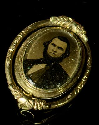 10k Gold Victorian Revolving Portrait Mourning Brooch. A single Victorian-era revolving locket 