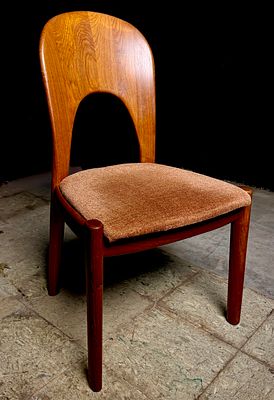A Niels Koefoed Sculptured Teak Dining Chair Made by Koefoed's Hornslet Denmark. A single 