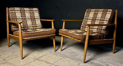 A Pair of Mid-Century Modern Spindle Back Lounge Chairs by Baumritter. A pair of Mid-Century 