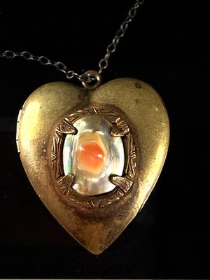 Vintage Gold-Tone Heart Locket Necklace with Blister Pearl Insert. A heart-shaped locket pendant 