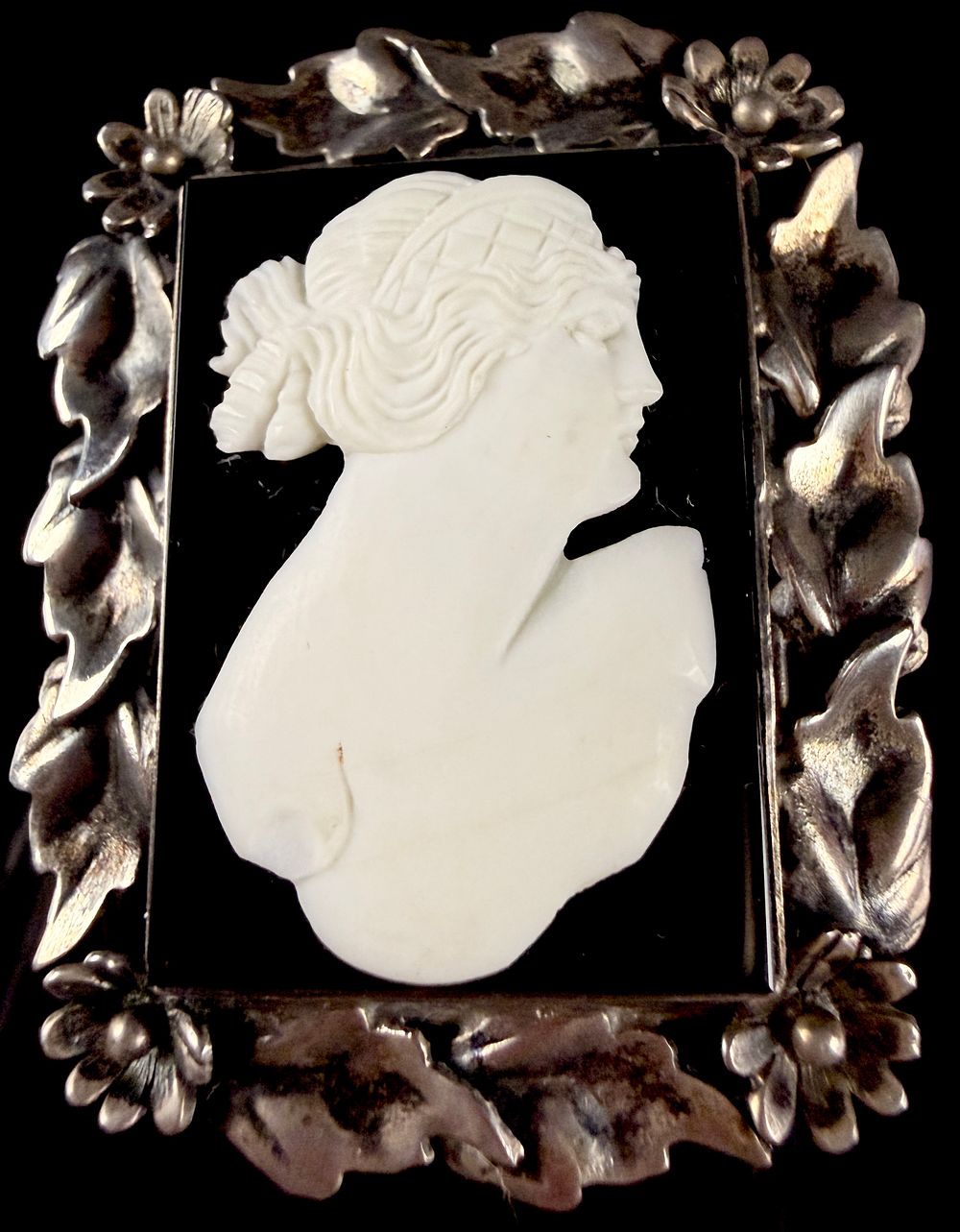 Sterling Silver and Black Ground Cameo Brooch with Classical Female Profile. A rectangular cameo 