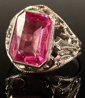Art Deco Style 14 Karat White Gold and Pink Sapphire Filigree Ring. This Art Deco style cocktail 