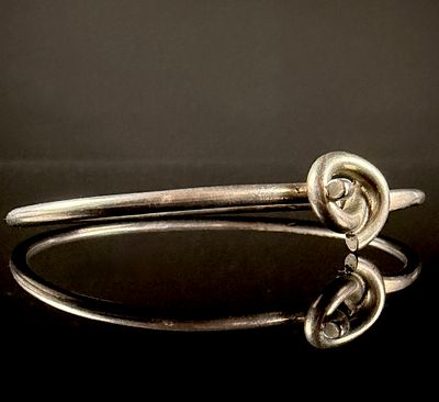 Mexican Sterling Silver Knot Motif Bangle Bracelet. This is a sterling silver bangle bracelet 