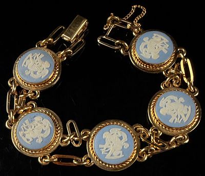 Van Dell 12K Gold Filled Wedgwood Jasperware Link Bracelet. This vintage link bracelet is a 