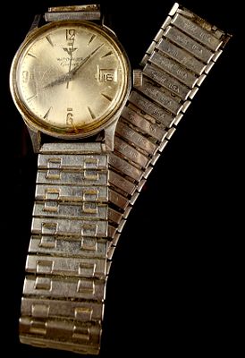 Vintage Wittnauer Geneve Date Stainless Steel Wristwatch. This is a vintage Wittnauer Geneve 