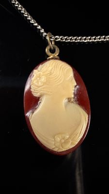 A Vintage Cameo Pendant Necklace and Matching Screw-Back Earrings. This vintage jewelry suite 